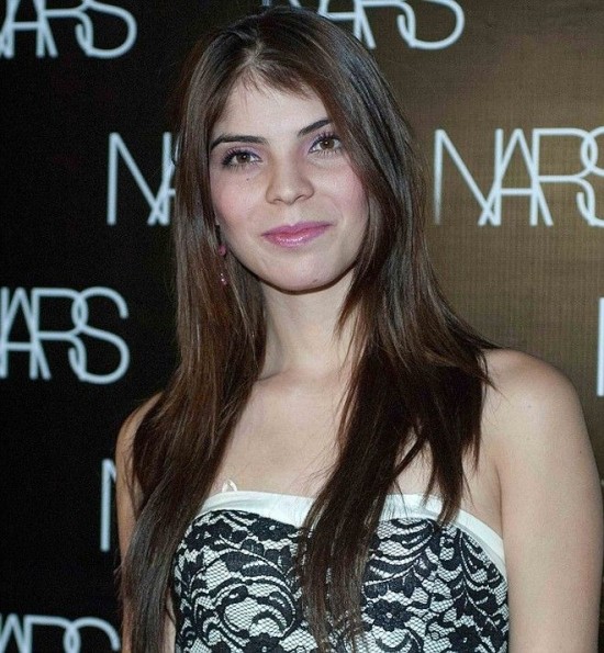 Καυτή τραγουδίστρια, πέταξε αεροπλάνο και έκανε πιλότο να απολυθεί 23FF7CBF00000578-0-image-m-33_1418388464057