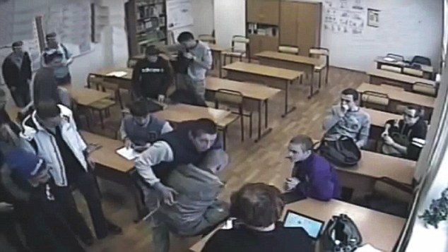 Η στιγμή που μαθητής, θύμα εκφοβισμού, πεθαίνει από ασφυξία Πηγή: Φρικτό βίντεο: Η στιγμή που μαθητής, θύμα εκφοβισμού, πεθαίνει από ασφυξία ενώ οι βασανιστές του γελούν | iefimerida.gr http://www.iefimerida.gr/news/184889/frikto-vinteo-i-stigmi-poy-mathitis-thyma-ekfovismoy-pethainei-apo-asfyxia-eno-oi#ixzz3NPasuPUd VID Student Killed in Bullying Stunt That Went Wrong