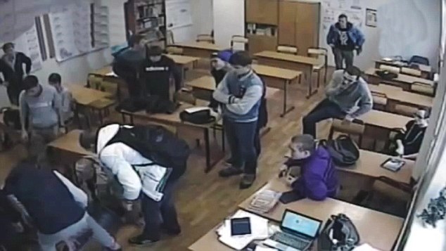 Η στιγμή που μαθητής, θύμα εκφοβισμού, πεθαίνει από ασφυξία Πηγή: Φρικτό βίντεο: Η στιγμή που μαθητής, θύμα εκφοβισμού, πεθαίνει από ασφυξία ενώ οι βασανιστές του γελούν | iefimerida.gr http://www.iefimerida.gr/news/184889/frikto-vinteo-i-stigmi-poy-mathitis-thyma-ekfovismoy-pethainei-apo-asfyxia-eno-oi#ixzz3NPasuPUd VID Student Killed in Bullying Stunt That Went Wrong