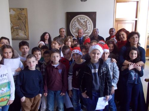 Στο Δήμαρχο Ηρακλείου για τα κάλαντα μαθητές του 6ου Δημοτικού και από τη 'Χώρα των παραμυθιών' kalanta