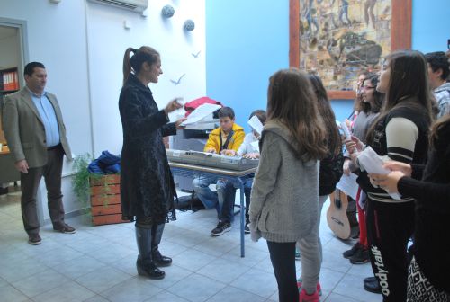 Μαθητές της Α΄ Γυμνασίου του Μουσικού Σχολείου είπαν τα κάλαντα στον δήμαρχο, κ. Μαστοράκη kalanta_mousiko_sxoleio