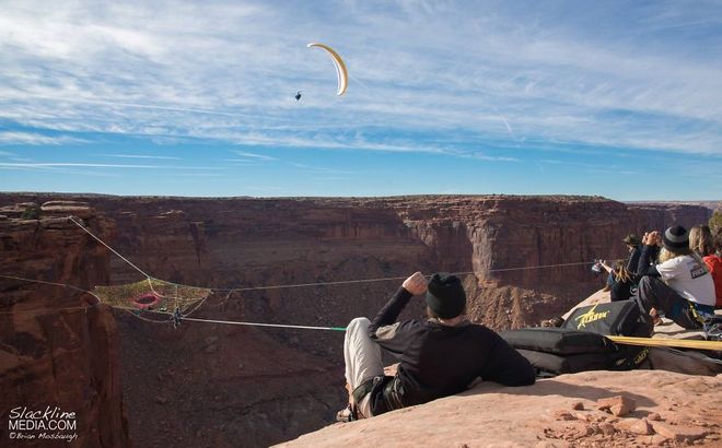 Είναι τρελοί οι Moab Monkeys! Για πόσα χρήματα θα τολμούσες το ίδιο; pentagon-handmade-net-over-canyon-moab-monkeys-brian-mosbaugh-5__880