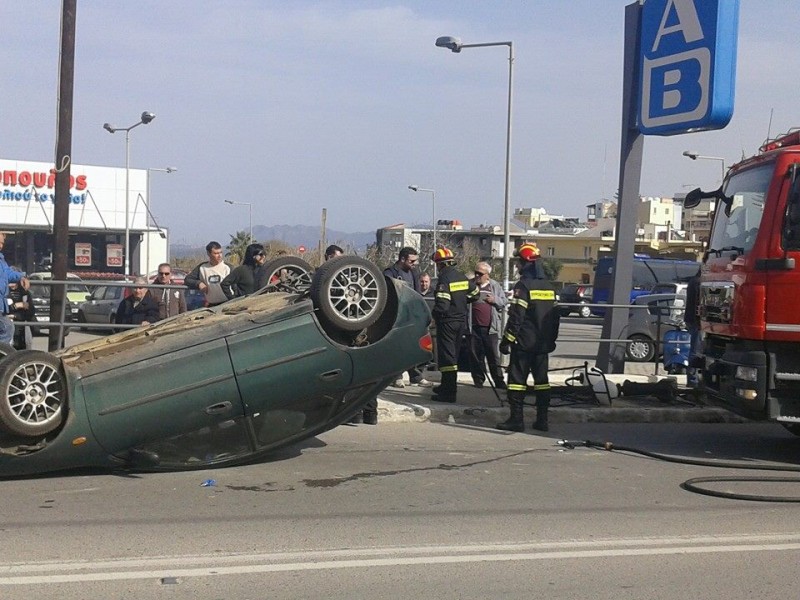 Πρόσκρουση σε κολώνα φωτισμο και ανατροπή του αυτοκινήτου troxeo-3