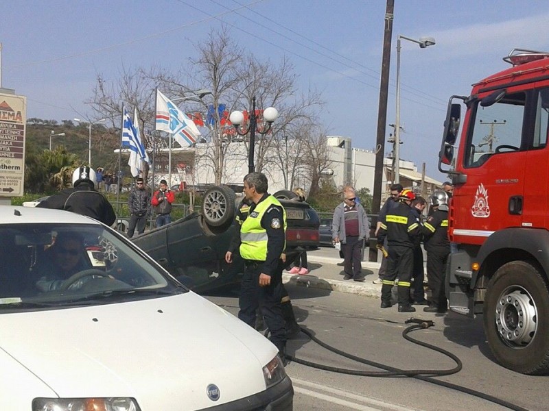 Πρόσκρουση σε κολώνα φωτισμο και ανατροπή του αυτοκινήτου troxeo-5