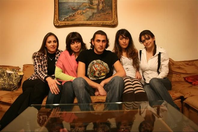 "Βόλτα" στην βομβαρδισμένη Βηρυτό friends