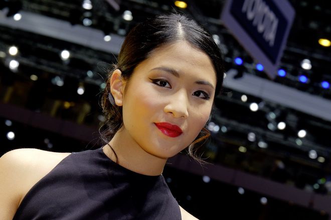 Τα όμορφα κορίτσια στο Σαλόνι Αυτοκινήτου της Γενεύης Geneva-Girls-18