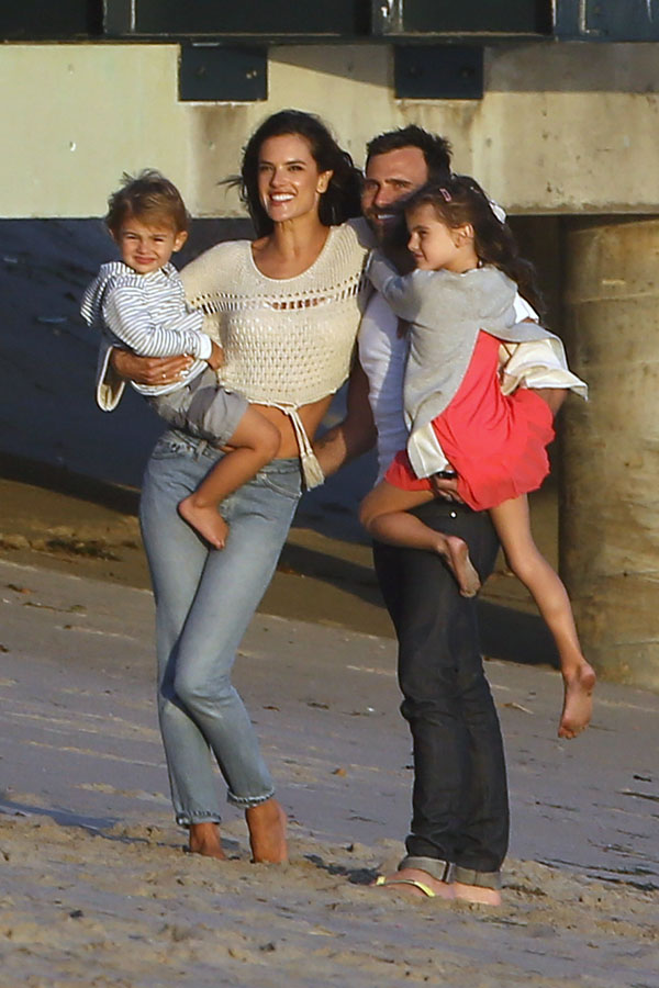 Η Alessandra Ambrosio τόπλες σε γυρίσματα διαφημιστικού Topless Alessandra Ambrosio sizzles for a beach photo shoot