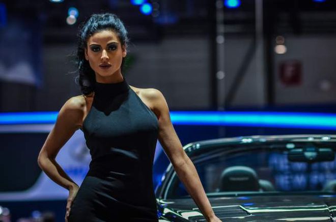 Τα όμορφα κορίτσια στο Σαλόνι Αυτοκινήτου της Γενεύης girls-at-the-geneva-motor-show-201510-640x424