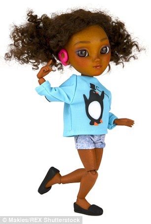 Κούκλες ΑΜΕΑ με πατερίτσες, ακουστικά βαρηκοΐας και σημάδια koukla-2