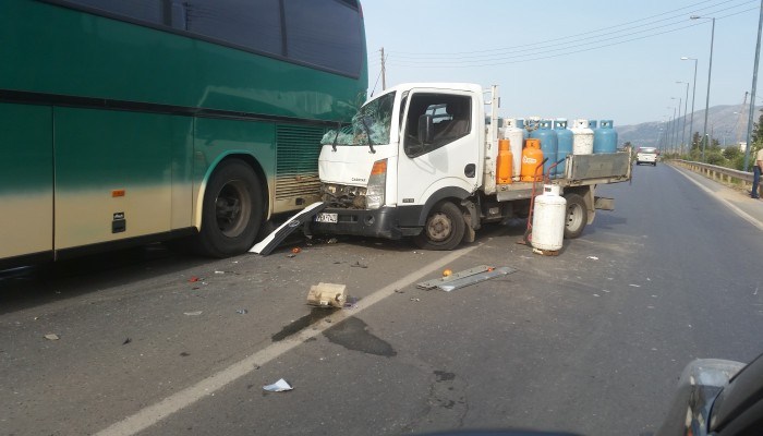 Φορτηγό με φιάλες υγραερίου έπεσε πάνω σε λεωφορείο του ΚΤΕΛ troxaio-mallia2