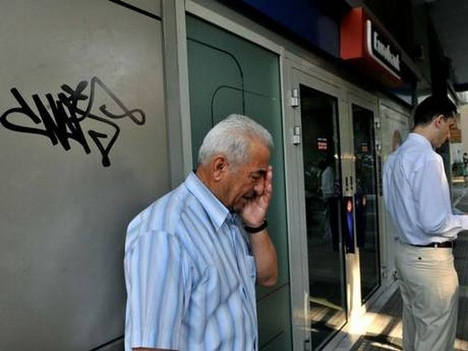 H ιστορία πίσω από τη συγκλονιστική φωτογραφία των capital controls pensioner2