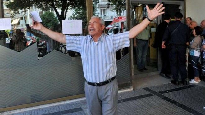 H ιστορία πίσω από τη συγκλονιστική φωτογραφία των capital controls pensioner4