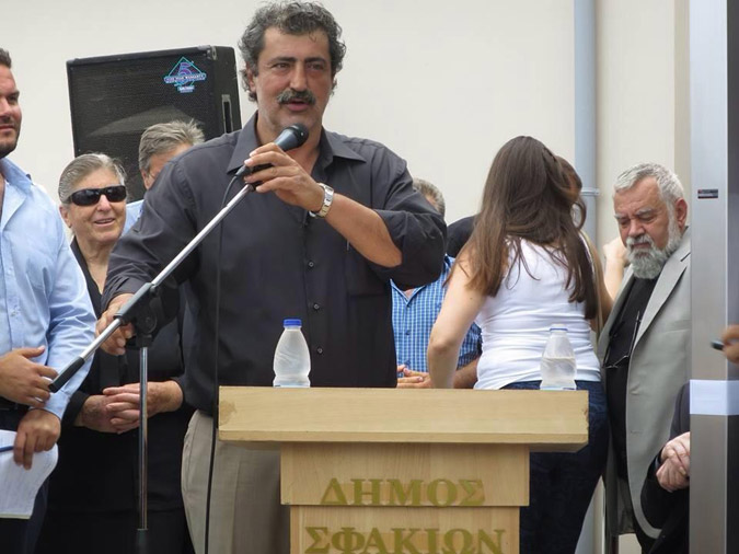 Ο γιατρός που αγαπά τις μαντινάδες και τις μπαλωθιές polakis1