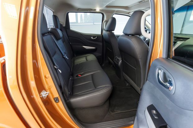 Το νέο Nissan “NP300 Navara” new_nissan_navara_double_cab_rear_seats