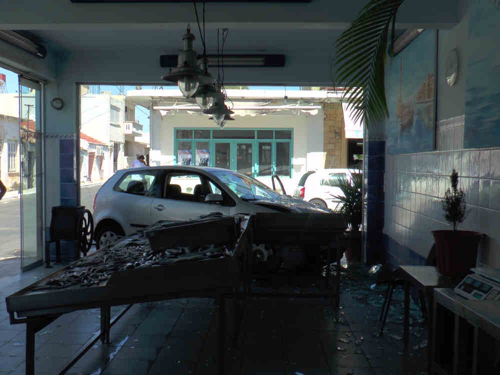 Αυτοκίνητο "μπήκε" σε ψαράδικο στα Χανιά psaradiko1