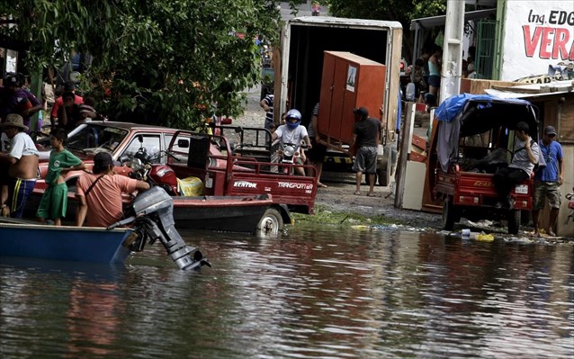 Πάνω από 100.000 εγκατέλειψαν τα σπίτια τους στη Λατινική Αμερική paragouai-plimmures