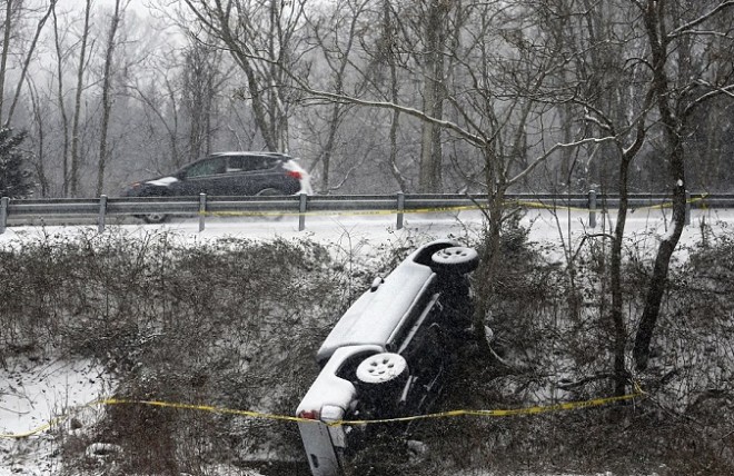 Χιονοθύελλα-Αρμαγεδδώνα στις ΗΠΑ έχει αφήσει πίσω της δέκα νεκρούς dystyxima xioni neo f