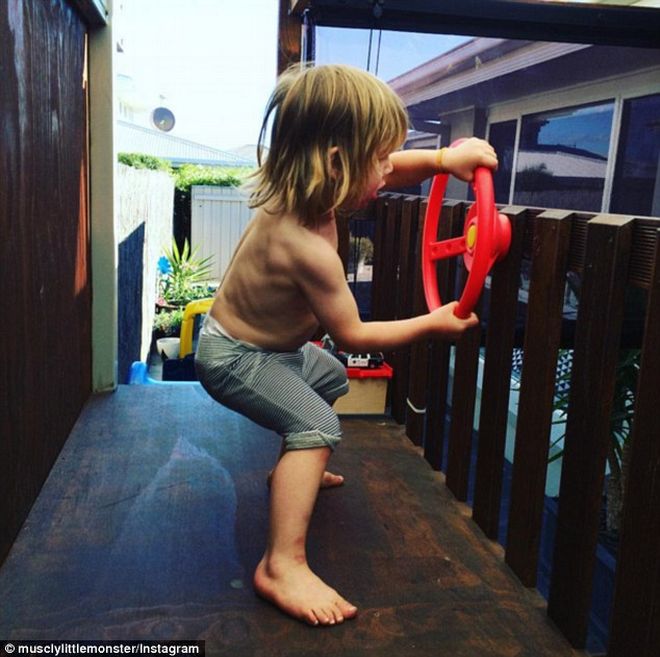 Ένας τρίχρονος που έχει γίνει από τώρα "φέτες" five