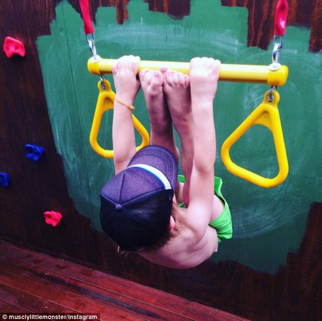 Ένας τρίχρονος που έχει γίνει από τώρα "φέτες" four