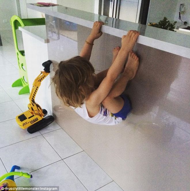 Ένας τρίχρονος που έχει γίνει από τώρα "φέτες" six