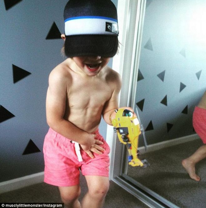 Ένας τρίχρονος που έχει γίνει από τώρα "φέτες" three