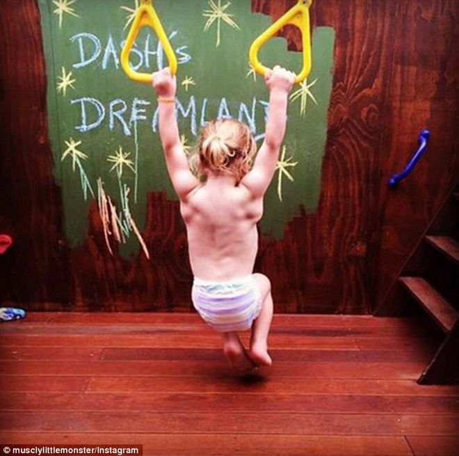 Ένας τρίχρονος που έχει γίνει από τώρα "φέτες" two