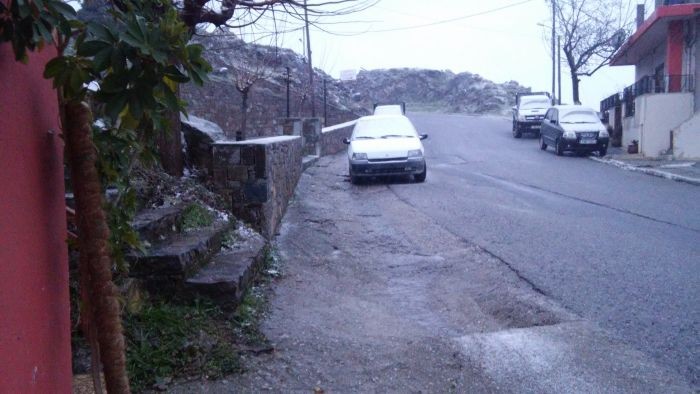 Από το απόγευμα του Σαββάτου άρχισε να το στρώνει στ'Ανώγεια xionia-sta-anogeia1
