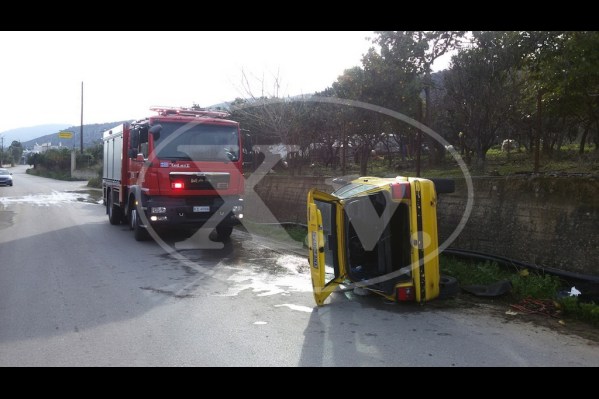 Ανατροπή αυτοκινήτου στις Μουρνιές - Εγκλωβίστηκε ο οδηγός anatroph