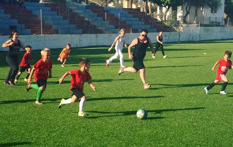 Ένας διαφορετικός αγώνας ποδοσφαίρου Μαμάδες - Ακαδημίες Α.Ε.Φαιστού agonas-akadimies-voroi5