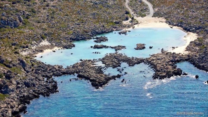 Καλά κρυμμένες παραλίες στα Χανιά που μαγεύουν aspri-limni