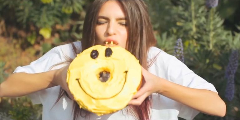 Το... κέικ της Emily Ratajkowski! NINTCHDBPICT000266337738