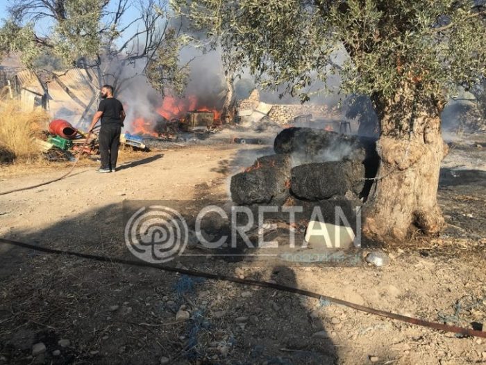 Βίντεο: Ολοκληρωτική καταστροφή στάβλου στη Μεσαρά μετά από φωτιά fotia-mitropoli4
