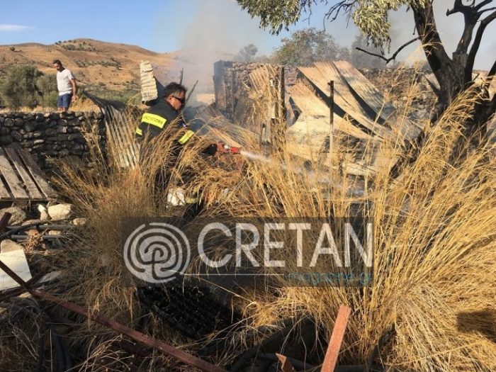 Βίντεο: Ολοκληρωτική καταστροφή στάβλου στη Μεσαρά μετά από φωτιά fotia-mitropoli7