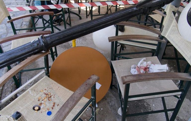 Έπεσε η κολόνα στα κεφάλια και τους έστειλε στο νοσοκομείο kolonaa-3