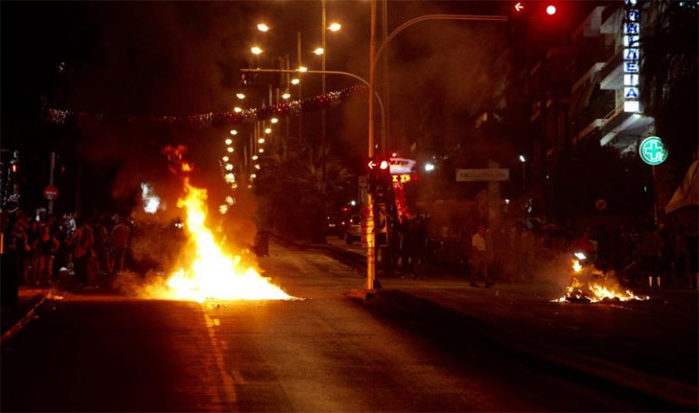 Επεισόδια στην πορεία μνήμης για τον Παύλο Φύσσα molotof-fussa