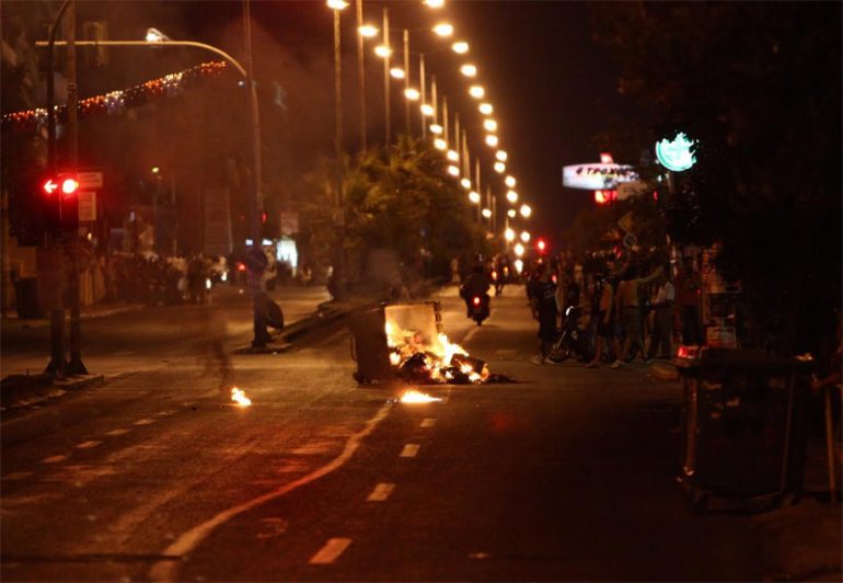 Επεισόδια στην πορεία μνήμης για τον Παύλο Φύσσα molotof-fussa1