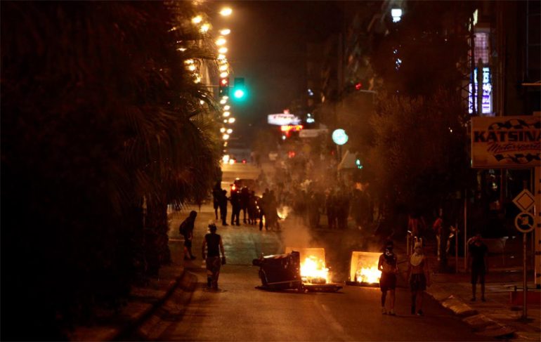 Επεισόδια στην πορεία μνήμης για τον Παύλο Φύσσα molotof-fussa2