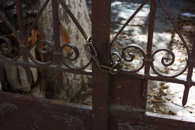 Έβαλε λουκέτο και το διάσημο στέκι "Του Αποστόλη το κουτούκι" apostoli