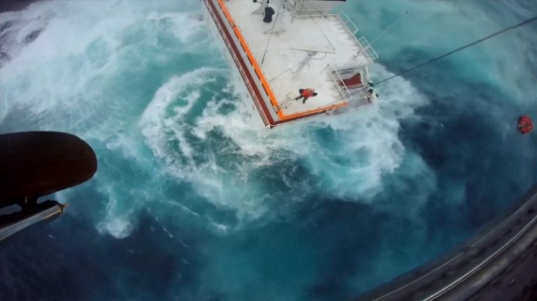 Καρέ-καρέ η διάσωση πληρώματος πλοίου από ελικόπτερο του Π.Ν.