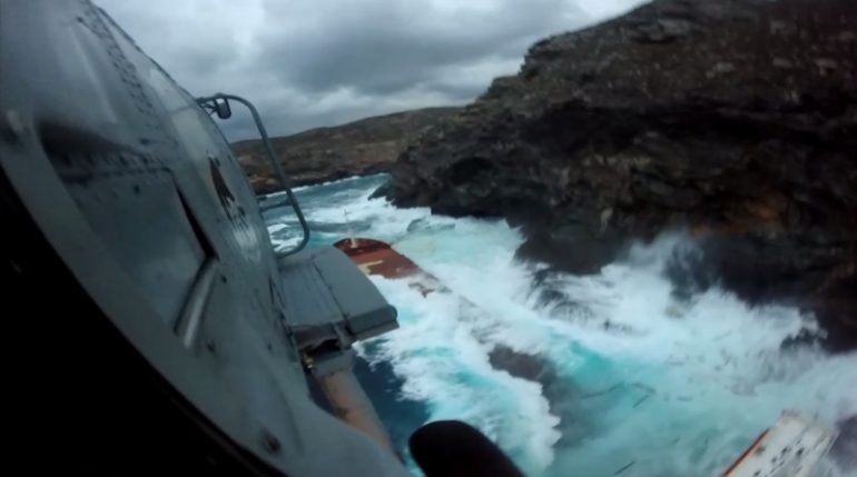 Καρέ-καρέ η διάσωση πληρώματος πλοίου από ελικόπτερο του Π.Ν.