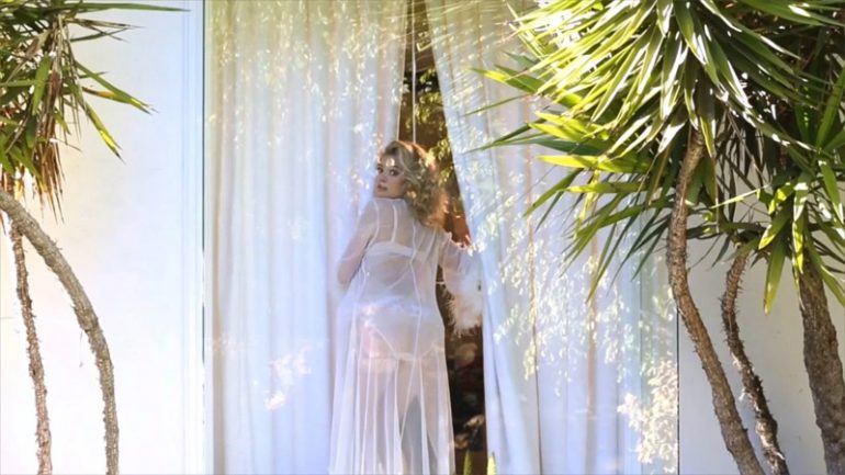 Kate Upton παίζει... φορώντας μόνο τα απαραίτητα!