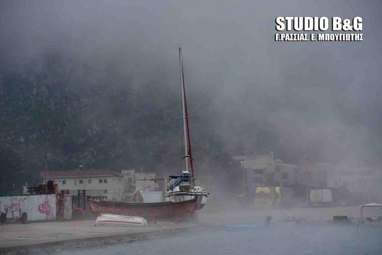 Εντυπωσιακό φαινόμενο - "Έβρασε" η θάλασσα στο Ναύπλιο