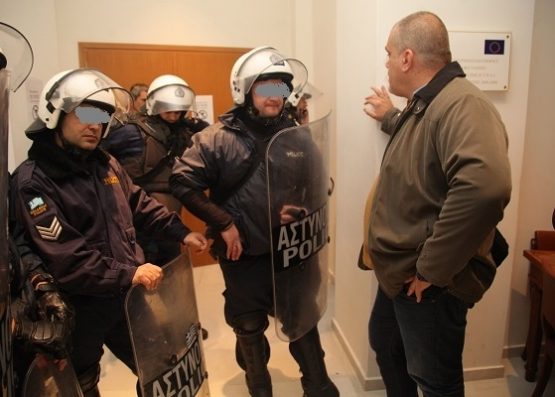 Επεισόδια στο Επιμελητήριο Ηρακλείου που μιλούσε ο Πετρόπουλος