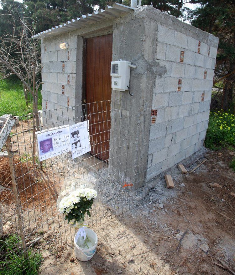 Λουλούδια και μηνύματα στον τόπο που βρέθηκαν τα οστά του 20χρονου