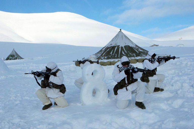 Οι Έλληνες κομάντος γυμνοί στα χιόνια!