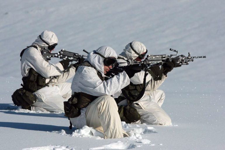 Οι Έλληνες κομάντος γυμνοί στα χιόνια!
