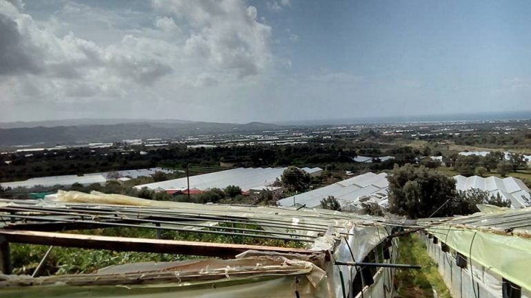 Οι Μεσαρίτες αγρότες αγωνίζονται και ο ανεμοστρόβιλος τους καταστρέφει τα θερμοκήπια