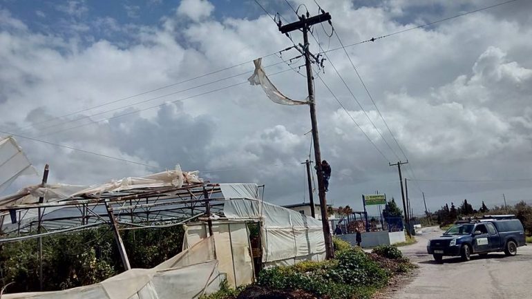 Οι Μεσαρίτες αγρότες αγωνίζονται και ο ανεμοστρόβιλος τους καταστρέφει τα θερμοκήπια