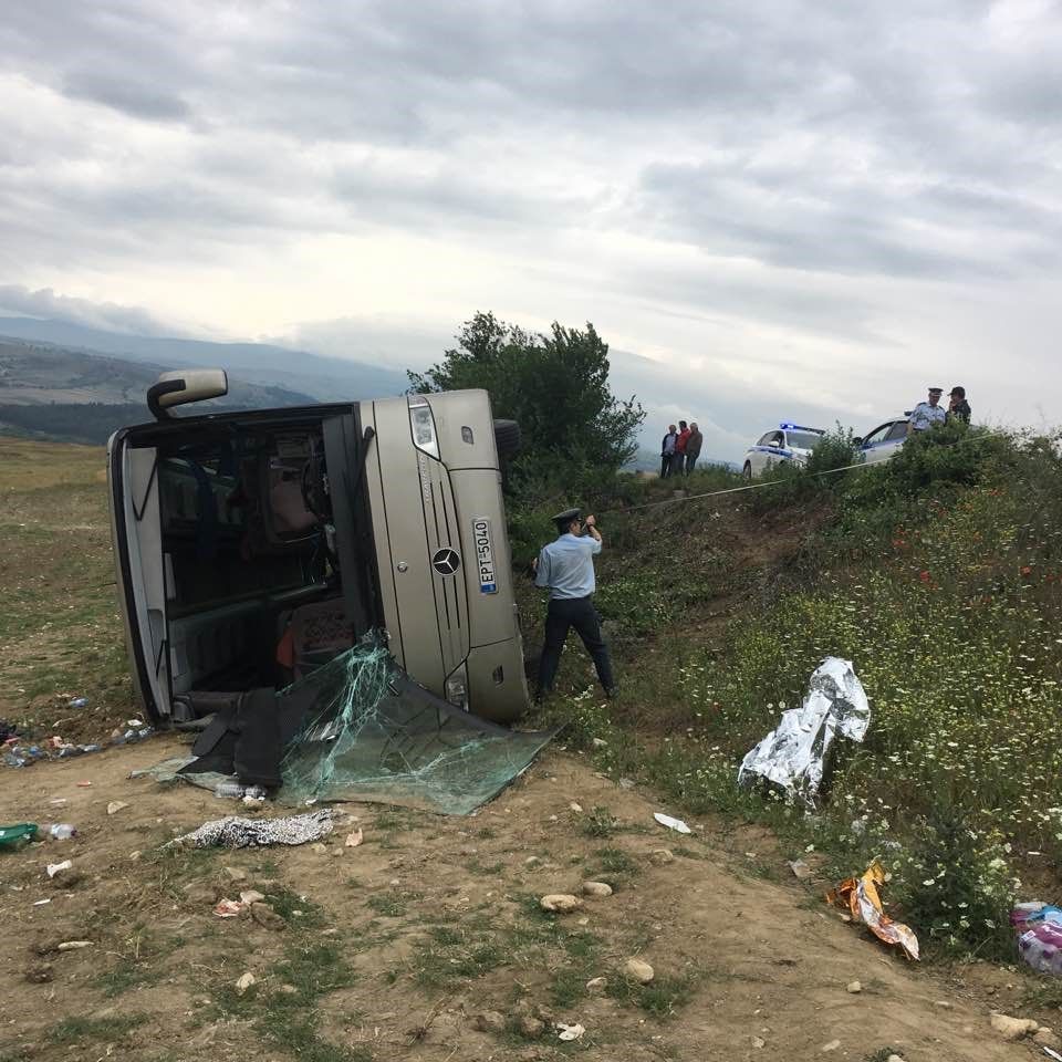 Οι πρώτες εικόνες από τον τόπο του τροχαίου με το λεωφορείο