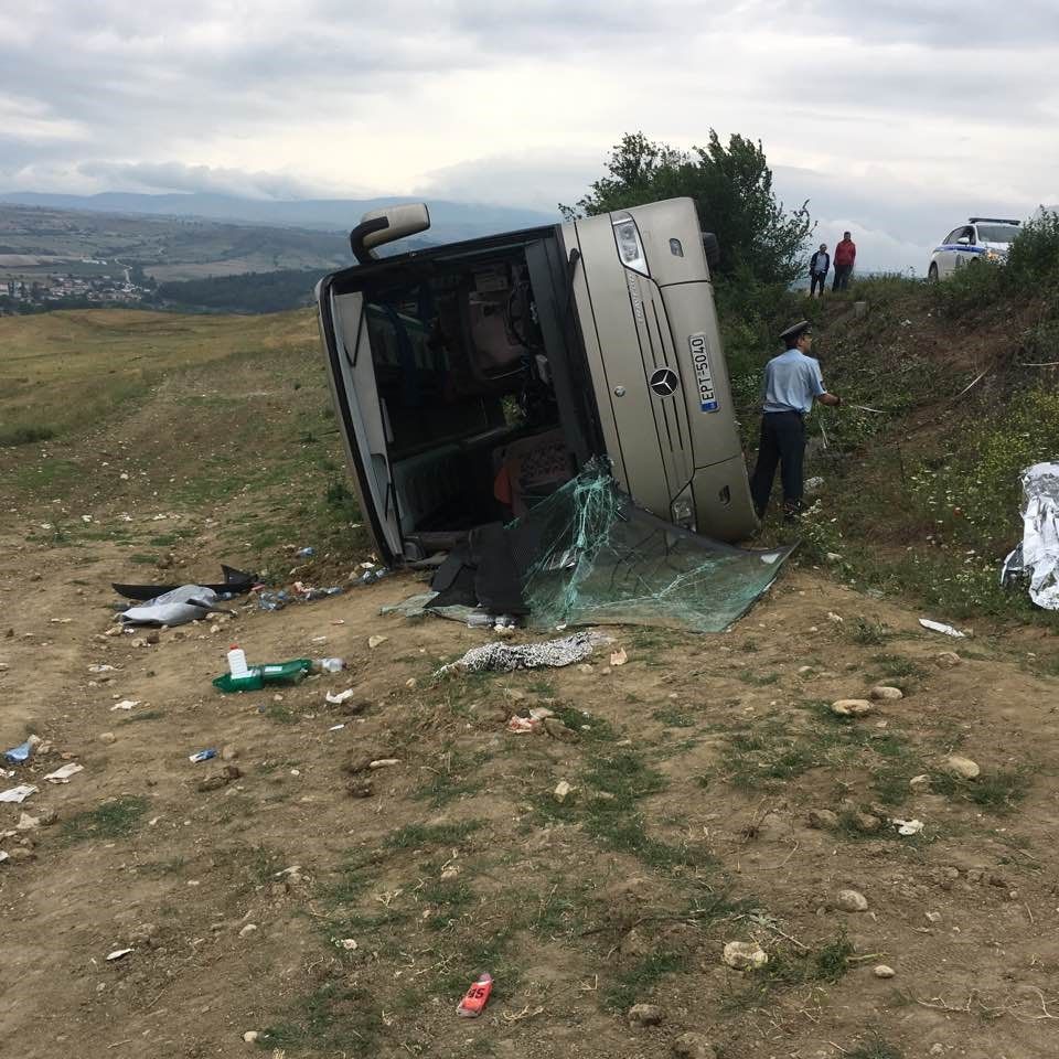 Οι πρώτες εικόνες από τον τόπο του τροχαίου με το λεωφορείο